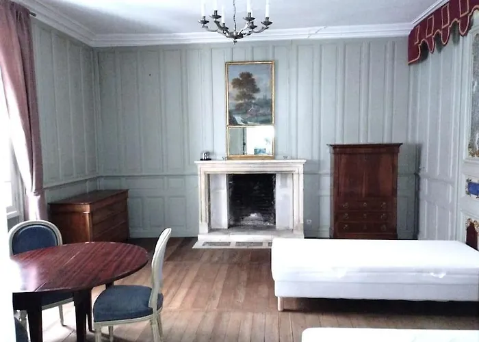 Le Logis De Louis Saint-Savin (Vienne)